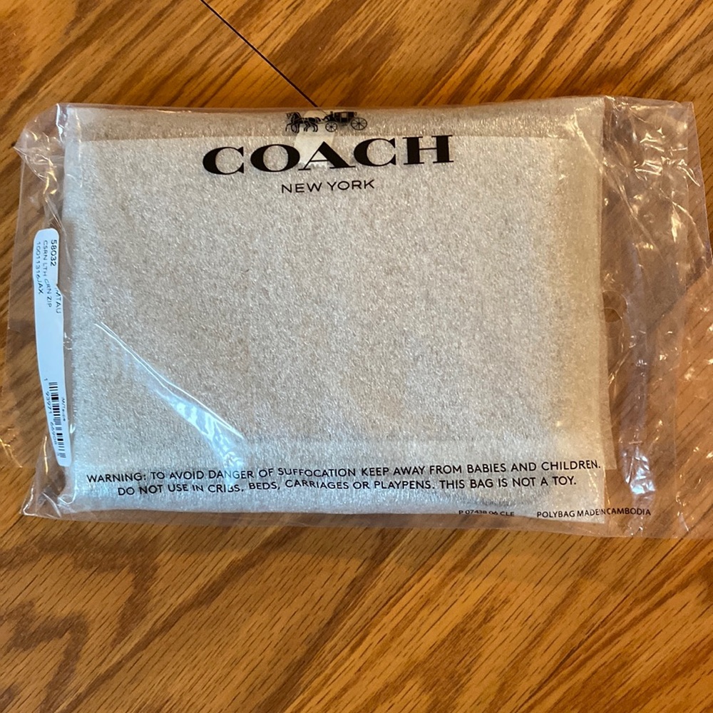 Light tan colored Coach arm clutch💙